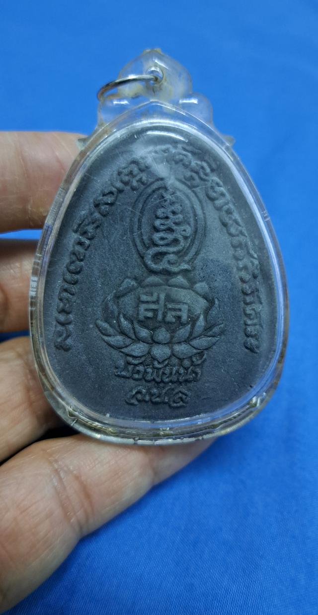 หลวงปู่ทวดเนื้อผง  วัดเขาหลาว จ.ราชบุรี (ว.ข.ล) หลวงพ่อจำเนียร วัดถ้ำเสือ ปลุกเสก ปี 2556 เลี่ยมเดิมจากวัด สุดยอด แคล้วคลาด ปลอดภัย รูปที่ 2