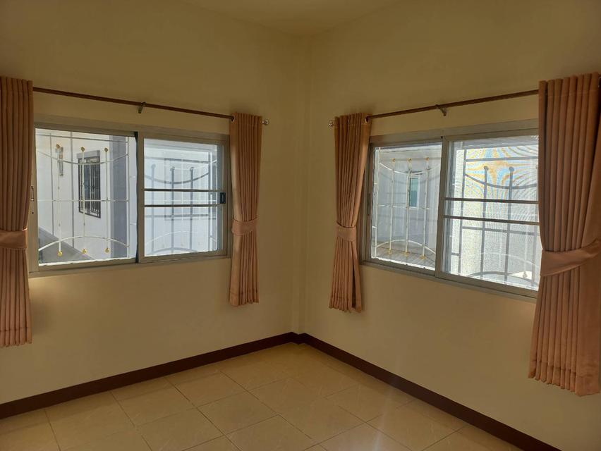 บ้านเดี่ยว 2 ชั้น 35 ตรารางวา 3 ห้องนอน 2 ห้องน้ำ ห้องเคาเตอร์ครัว โต๊ะกินข้าว โซฟา แอร์ เหล็กดัดและมุ้งลวด หมู่บ้านติดถนนแพรกษา หน้าหมู่บ้านมีเซ่เว่น 12