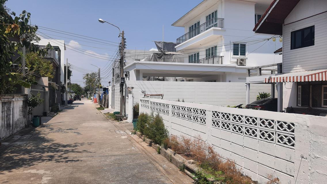 ขายบ้านเดี่ยว 2 ชั้น พื้นที่ 96 ตารางวา เขตพื้นที่เจริญ ใกล้ห้างสรรพสินค้าโรงเรียน โรงพยาบาล เดินทางเข้าออกสะดวกบ้านอยู่หลังสุดท้ายสุดซอย พื้นที่รอบบ้ 3