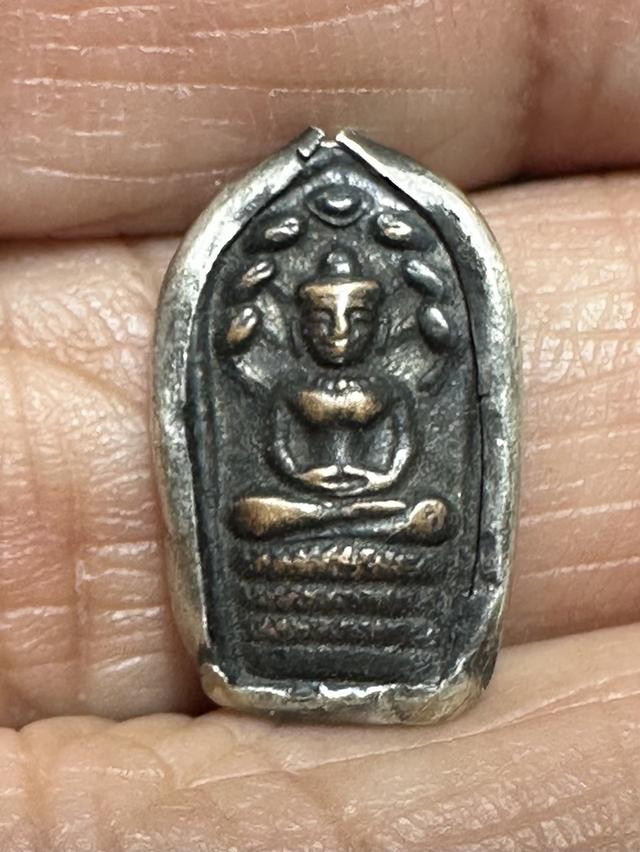 พระปรกใบมะขาม เลี่ยมขอบเงิน