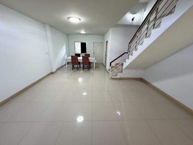 ให้เช่าทาวน์โฮม 3 ชั้น 21 ตร.ว. กลอรี่เฮาส์ ถ.ลาดพร้าว 101 ซ.โพธิ์แก้ว 3 ใกล้ CDC 2