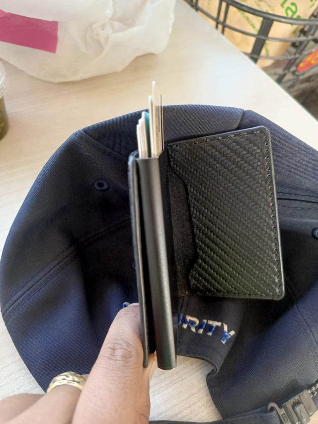 กระเป๋าหนังใส่เงินใส่บัตร ATM บัตรประชาชนและบัตรต่างๆ