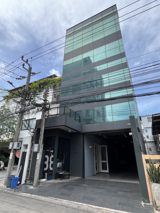 ให้เช่าอาคาร 5 ชั้น ย่านทองหล่อ 🏢 | อาคารขนาดใหญ่ พร้อมลิฟต์ และพื้นที่ใช้สอยกว่า 900 ตร.ม. 1