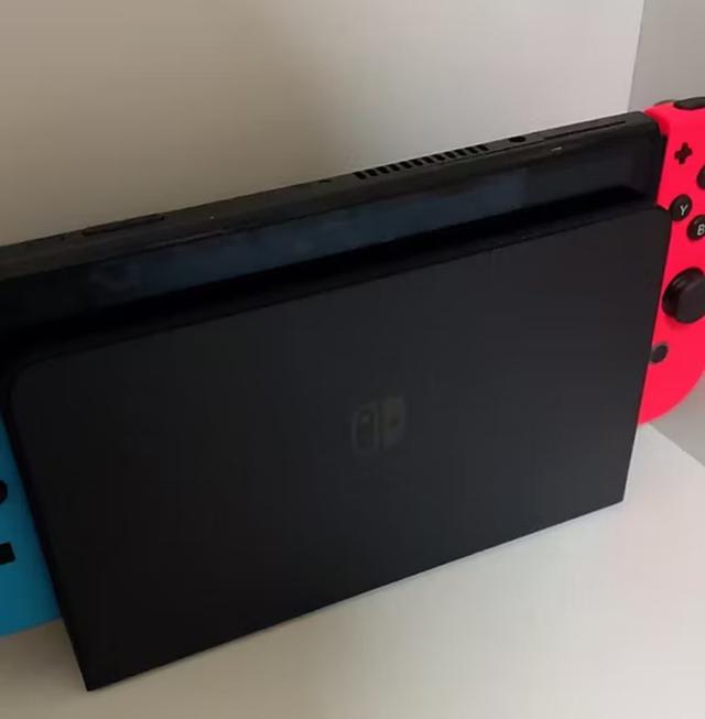 เครื่องเล่นเกม Nintendo Switch OLED มือสอง 2