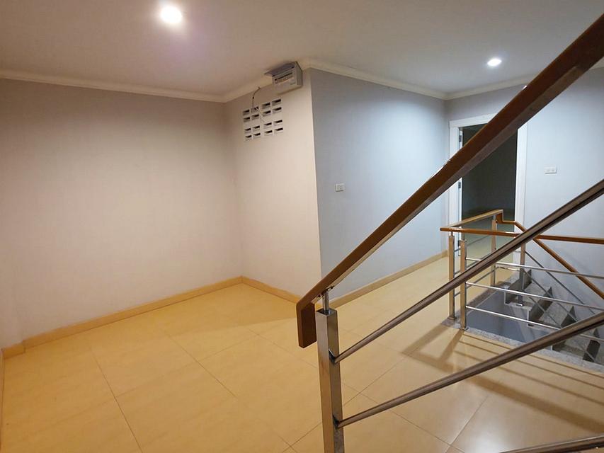 หมู่บ้านรัชธานี 10 ซอยคู้บอน 27 เขตบางเขน ทาวน์เฮ้าส์ 3 ชั้น แปลงมุม ติดสวน 49 ตร.วา 3 นอน 4 น้ำ 6