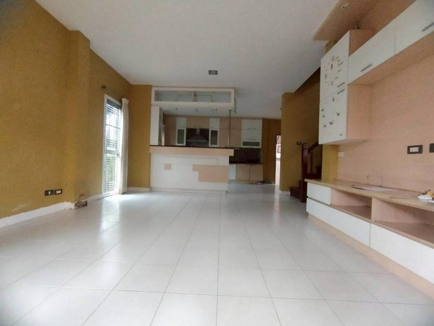 ขายบ้านแฝดอารมย์บ้านเดี่ยว บ้านบุรีรมย์ คลองสี่ ทำเลดีใกล้เมือง หลังมุมติดถนนเมน พื่นที่เยอะ 3