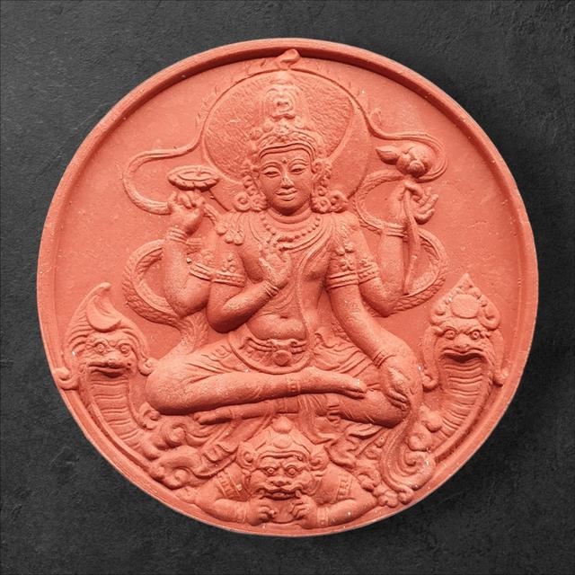 จตุคาม รามเทพ รุ่น สัจจะอธิษฐาน บุโรพุทโธ เนื้อว่านแดง พิมพ์ใหญ่ 5.5 ซม. ซองเดิม โดยอาจารย์ ลักษณ์ เรขานิเทศ ประธานจัดสร้าง