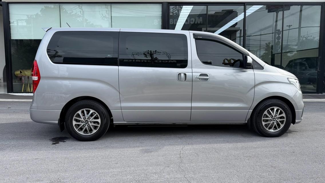2019 HYUNDAI H1 TOURING สีเทา เลขไมล์ 184,XXX KM    เครื่องดีเชลล้วน เซอร์วิสศูนย์ ทุกระยะ ชัดเจนสุด บันไดไฟฟ้า  จอแอนดรอย โฉมใหม่แล้ว รถสวย เดิม รูปที่ 14