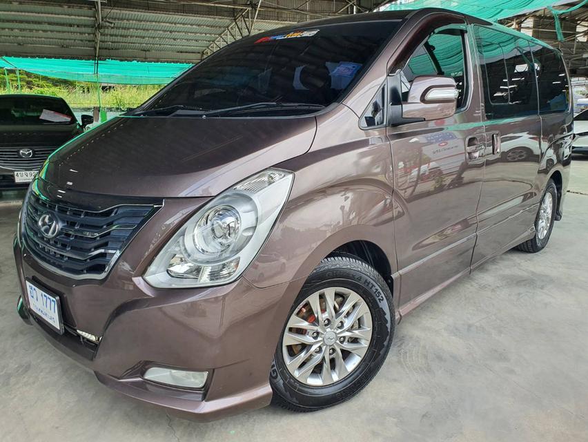 Hyundai H1 2.5 Elite สีน้ำตาล รถปลายปี 2015 จดปี 2016