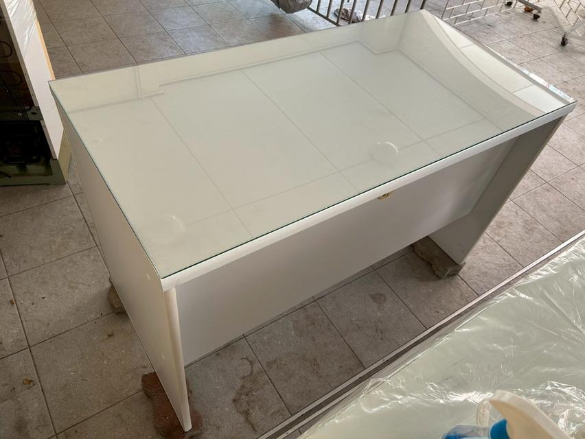 โต๊ะทำงานสีขาว ราคา 1,200 บาท ก120xล60xส75 ซม. กระจกปูโต๊ะ 4 มม.ลบมุมเรียบ เก๊ะด้านขวามีลูกกุญแจล็อคได้ เก๊ะกลางรางเลื่อน ด้านหน้าโต๊ะเว้นระยะหัวเข่า 2