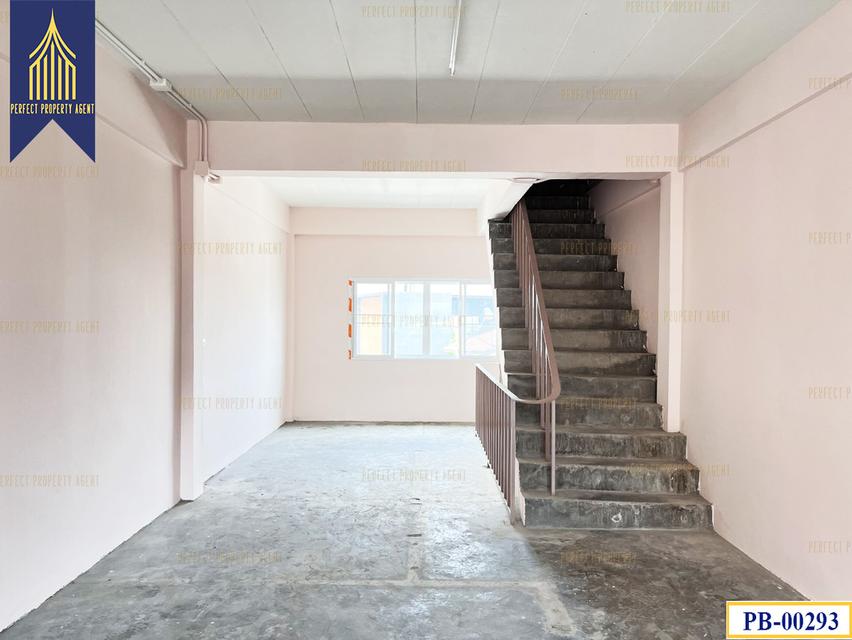 ขายอาคารพาณิชย์ นาคนิวาส สามชั้นครึ่งมีดาดฟ้า 16.5 ตรว. 8