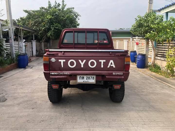 Toyota Hilux Hero สีแดง 5