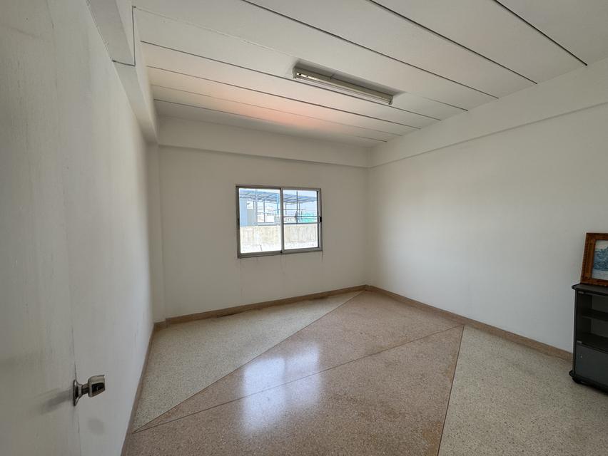 ขายต่ำกว่าราคาตลาด เป็นอาคารพาณิชย์ 2ห้อง 5ชั้น ห้องหัวมุม พื้นที่รวม 30 ตร.วา ภายในพื้นที่ใช้สอยเยอะมาก ประมาน 640 ตร.ม ยังไม่รวมดาดฟ้า 11