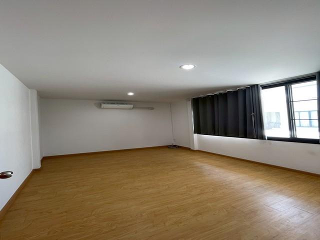 PB5621 ให้เช่าบ้านเดี่ยว หมู่บ้าน ต.รวมโชค ซอยโชคชัย4 ซอย 56 บ้านสไตล์โมเดิร์น เนื้อที่ 65 ตารางวา ใกล้แหล่งของกิน 11