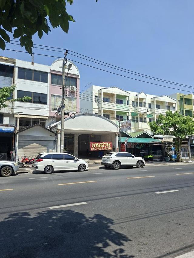 ขายอาคารพาณิชย์ 4 ชั้น มีชั้นลอย เนื้อที่ 36 วา 199 ตร.ม. ติดถนนวัชรพล ใกล้แยกวัชรพล-เพิ่มสิน ย่านชุมชน จอดรถ 3 คัน เขตสายไหม กทม. 3