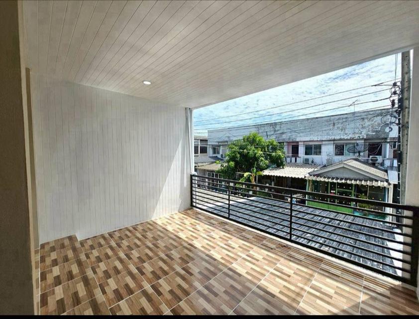 หมู่บ้านนครทองปาร์ควิว3  บางบัวทองทาวน์เฮ้าส์ 2 ชั้น ถนนเมน ตกแต่งใหม่พร้อมอยู่ มีระเบียงด้านหน้า 19