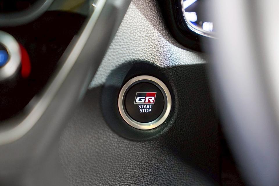 TOYOTA COROLLA CROSS 1.8 HEV GR SPORT AT  (ปี 2023)ทะเบียน: 3ขษ 6532 (กรุงเทพมหานคร)สี: ขาว ดำเครื่องยนต์: เบนซิน + ไฟฟ้า 1800cc รูปที่ 11
