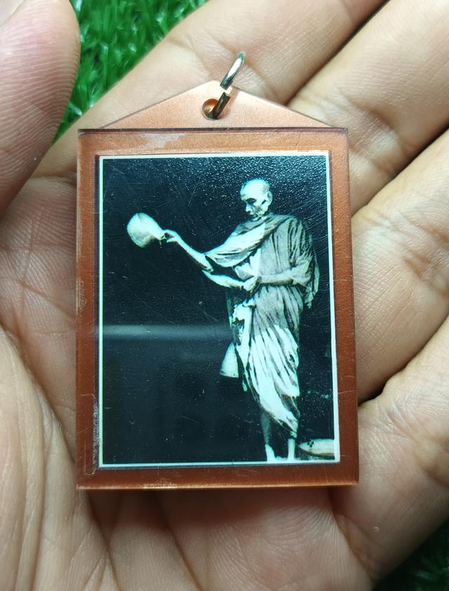 รูปถ่ายรดน้ำมนต์ หลังสายสิญ หลวงพ่อกวย รุ่น บูชาครู ปี2561 วัดโฆสิตาราม