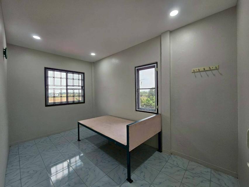 บ้านแฝดในอยุธยา ติดถนนสายเอเชีย เนื้อที่ 28.5 ตรว.  3 ห้องนอน  2 ห้องน้ำ 1 ห้องครัว 2 ที่จอด 11