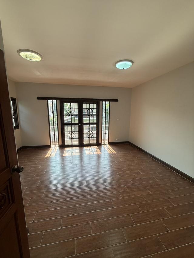 ขายบ้านเดี่ยว หมู่บ้านลีฟวิ่งนารา ซ.เคหะร่มเกล้า 64 แขวงคลองสองต้นนุ่น เขตลาดกระบัง เนื้อที่71ตารางวา  4ห้องนอน 4ห้องน้ำ ติดโซลาเซลล์(ขายไฟได้) 7