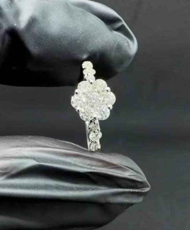 แหวนเพชรแท้ เพชรคัดสรรอย่างพิถีพิถัน ดีไซน์โดดเด่น งานผีมือละเอียดประณีต พร้อมใบรับประกันสินค้า -ปุอามี่ Diamond Lap Rama2 (083-2469526)