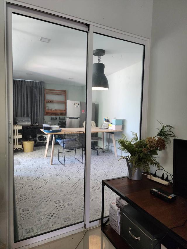 ม.เดอะคัลเลอร์ รามอินทรา ทาวเฮ้าส์หลังริม 2ชั้น 3นอน 2น้ำ แถมแอร์2ตัว 1ที่จอด +ต่อเติมครัวด้านหลัง 26ตรว. 100ตรม. ใกล้7 แฟชั่นไอแลนด์ ตลาด ราคา 26500 7