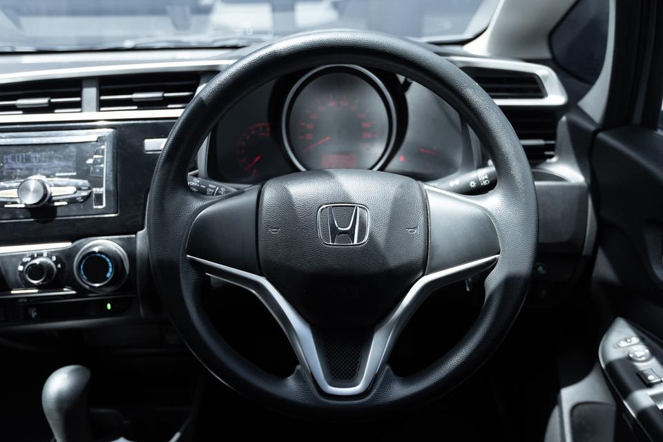 Honda jazz 1.5V auto ไมล์ 60,xxx km 14