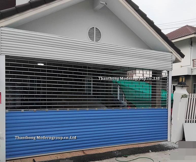 เปลี่ยนหน้าบ้านให้สวยเท่! ประตูม้วนอลูซิงค์ผสมโปร่งกัลวาไนท์ โปร่งสบาย อากาศถ่ายเท ปลอดภัย ไร้สนิม โดย ฐานทอง โมเดิร์นกรุ๊ป โทร 099-2653981 รูปย่อยที่ 3