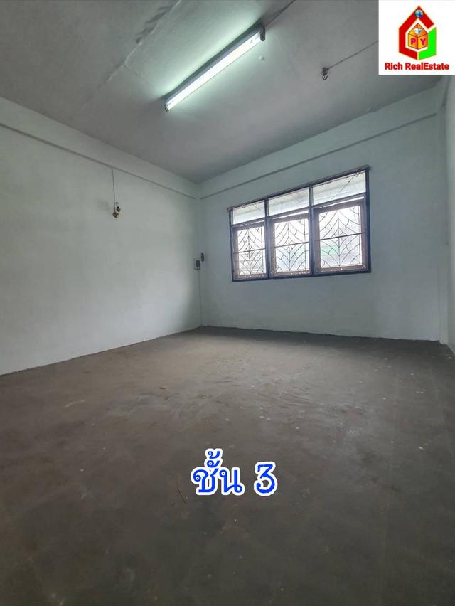 ขายถูกอาคารพาณิชย์ 3.75 ชั้น ซอยเอกชัย 35 แขวงบางขุนเทียน เขตจอมทอง เนื้อที่ดิน 29 ตรว. 3 นอน 2 น้ำ ขายตามสภาพ ติดถนนใหญ่ แหล่งชุมชน มีรถเมล์วิงผ่า 9