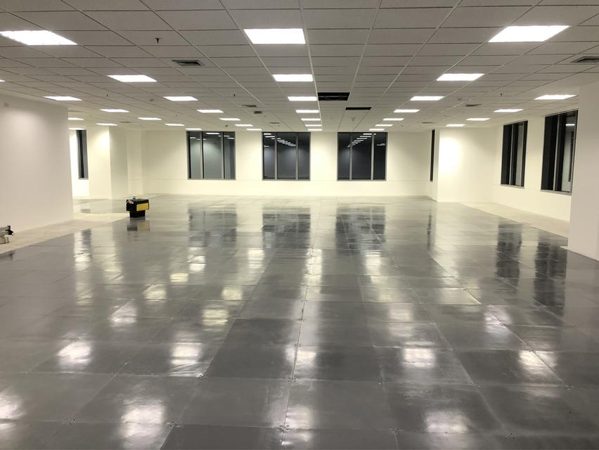 Reinstatement demolition contractor responsible for dismantling office spaces in order to return the premises to the landlord / รับรื้อถอนสำนักงาน