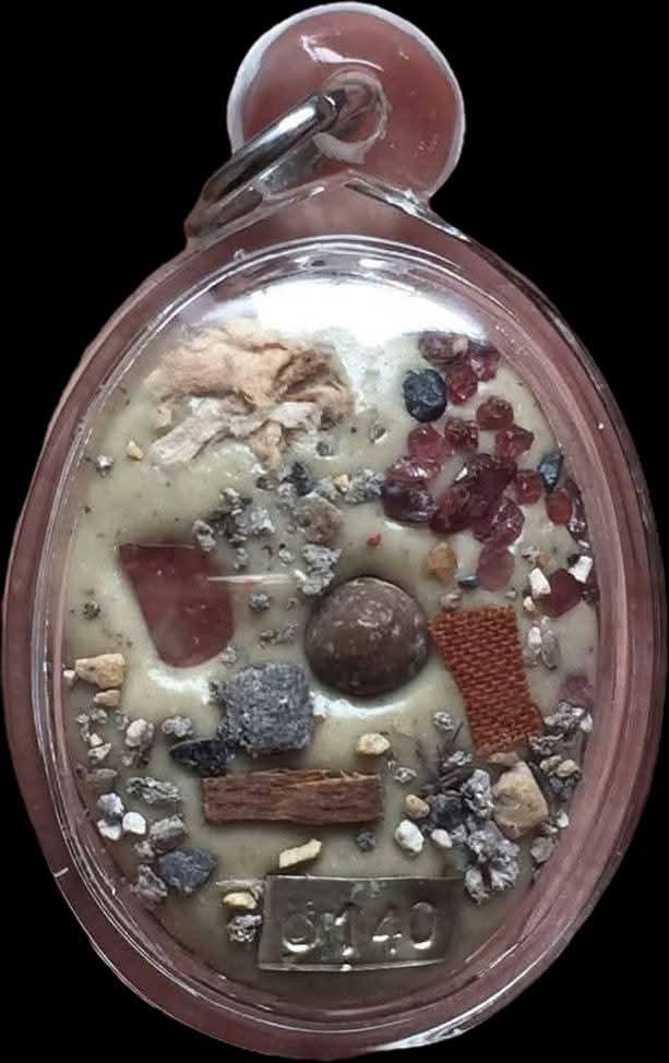 #ล็อกเก็ตครึ่งองค์หลวงปู่มั่นด้านหลังมวลสารเม็ดพระธาตุของพระสายวัดป่ากรรมฐาน*มวลสารศักดิ์สิทธิ์*