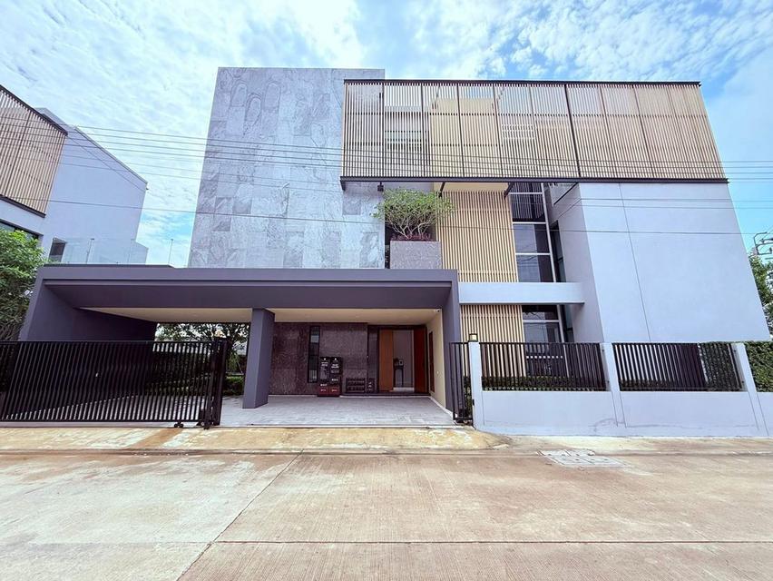 ขายบ้านหรู บ้านเดี่ยว 3 ชั้น ทำเลราชพฤกษ์  The Master ราชพฤกษ์-สะพานเจษฎาบดินทร์     - บ้านเดี่ยวที่ดิน 102 ต.ร.วา   - พื้นที่ใช้สอย 423 ต.ร.ม.  1