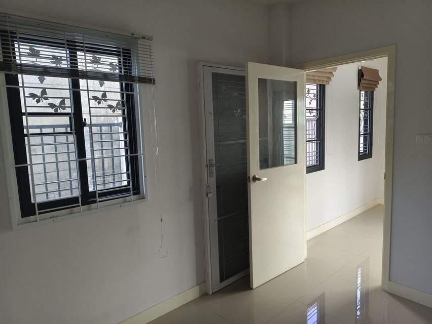 บ้านแฝดสไตล์บ้านเดี่ยว พร้อมติดตั้งระบบโซล่า ตัวบ้านไม่ติดกันสามารถเดินรอบบ้านได้ ก่อสร้างด้วยอิฐมอญแดง 13