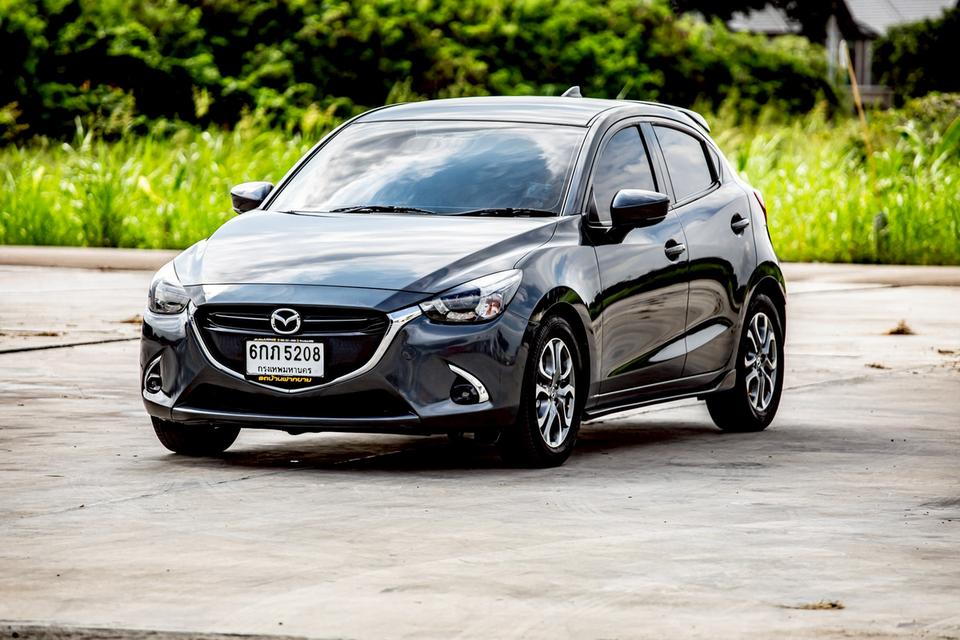 Mazda2 1.5 XD Highplus Sport ปี 2017 ดีเซล รุ่นท๊อป สีเทา มือเดียวป้ายแดง 
