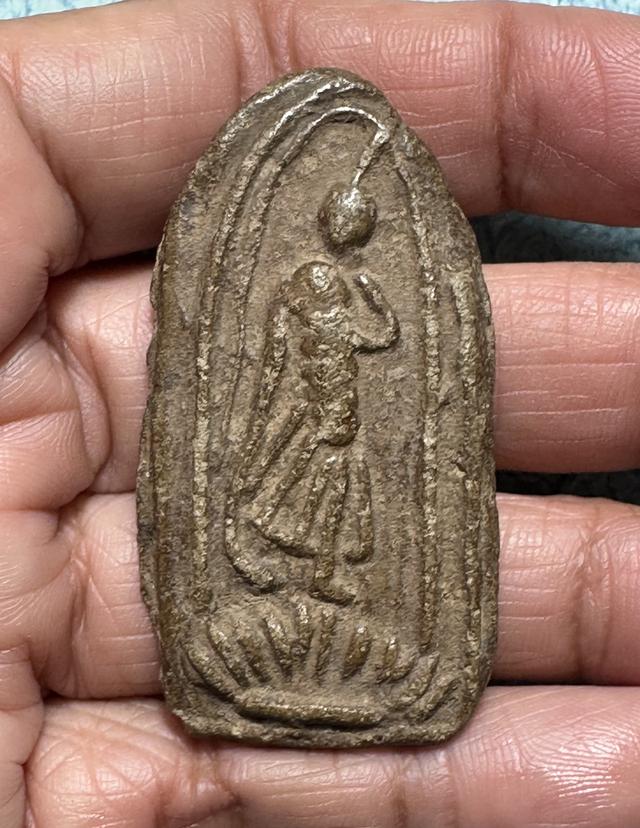 พระลีลาหลังซุ้มระฆัง กรุวัดพระศรีรัตนฯ เนื้อดิน