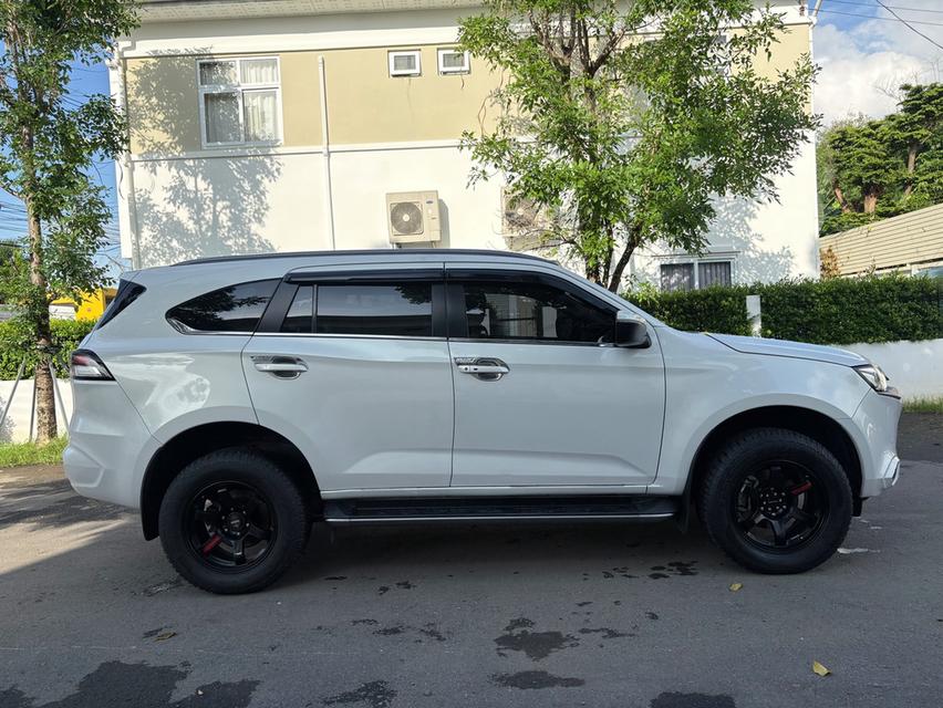 Isuzu mu-x 9