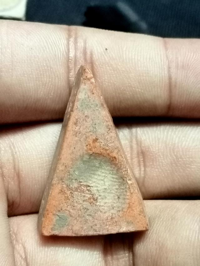 พระนางพญา เนื้อดิน พิมพ์อกนูน เข่าโค้ง วัดนางพญา พิษณุโลก 2