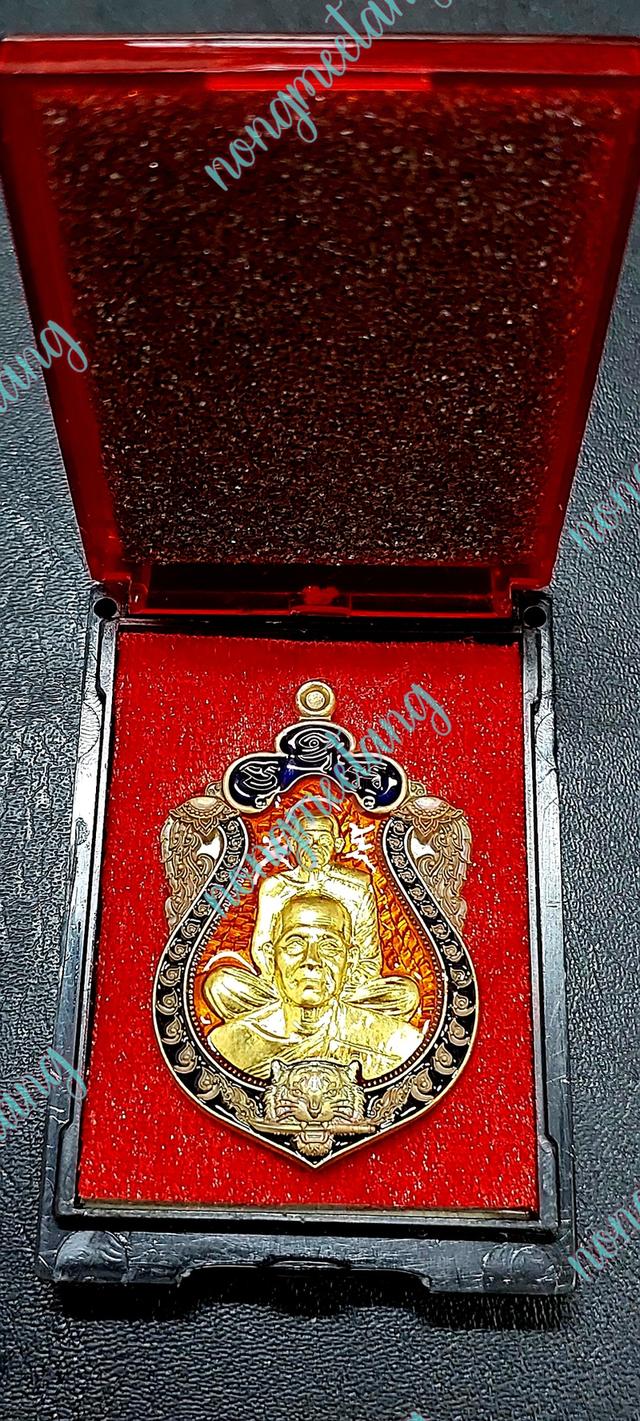 หลวงพ่อทอง สุทฺธสีโลเหรียญเสมา เสือ ๓ พยัคฆ์บูชาครูคู่ปฐพีเนื้อชนวนผิวรุ้ง หน้ากากทองทิพย์ คุ้ยพื้นลงยาส้มซุ้มน้ำเงิน ขอบน้ำเงินหลังเสือขาบDาบเลข ๘๔