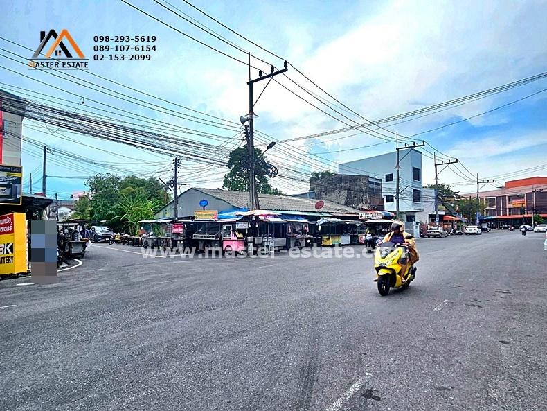 ที่ดินเปล่า 195.6 ตร.ว. แปลงมุม สวยมาก ติดถนนไทรบุรี จ.สงขลา หน้ากว้างประมาณ 20 M. x ลึก 45 M. ปัจจุบันมีผู้เช่าที่ดินขายอาหาร 3