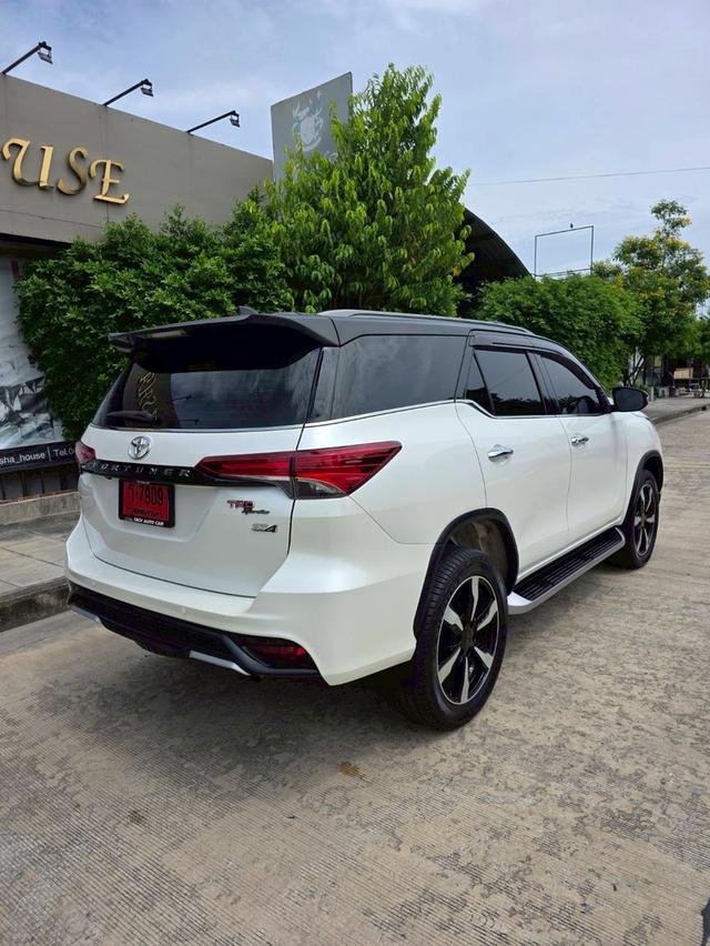 Toyota Fortuner2.8 TRD Sportivo 4WD สีขาว ปี 2019 ไมล์ 71,000 กม.