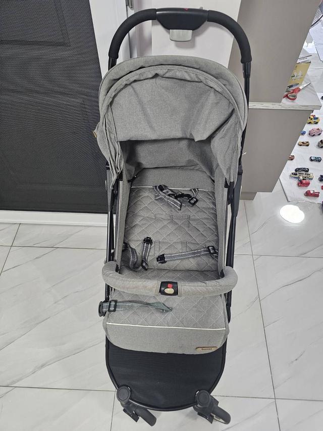 รถเข็นเด็ก รุ่น Looping Squizz ซึ่งเป็นแบรนด์จากประเทศฝรั่งเศส รถเข็นเด็กมือสองสภาพดี