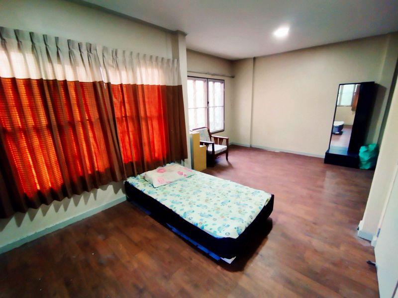 ขาย ทาวน์เฮ้าส์ 2 ชั้น 24 ตรว.หมู่บ้านบุศรินทร์ Land & House ถ.พระยาสุเรนทร์ ซอย 40 แขวงสามวาตะวันตก เขตคลองสามวา กรุงเทพฯ 10