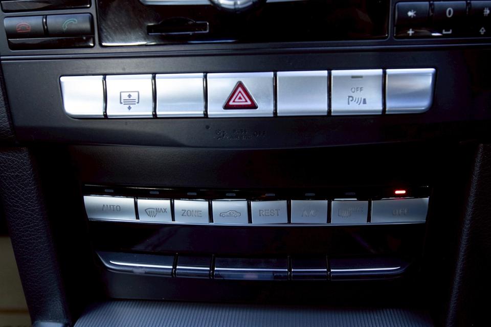 ขยับมาขับเบนซ์ในราคาสุดคุ้ม! Mercedes-Benz E300 BlueTEC Hybrid W212 AT 2016 ✨ รูปที่ 13