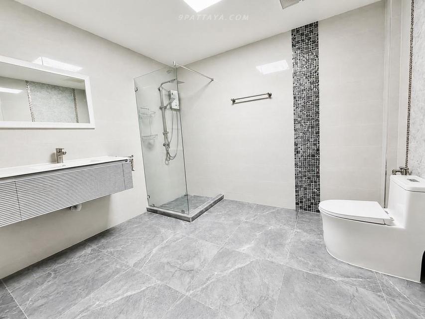 For Sale — House at Wantana Village, Pattanakarn Soi 1Good location house with easy access to Nern Plub Wan and Siam Country Club area. 4 bedrooms 6
