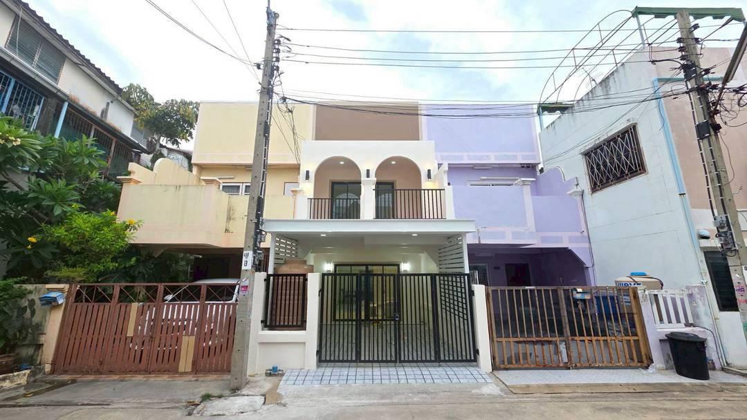 หมู่บ้านรัตนาธิเบศร์ ติดMRT 2 สถานีสามแยกบางใหญ่ และสถานีตลาดบางใหญ่ทาวน์เฮาส์ 2 ชั้น ตกแต่งใหม่พร้อมอยู่ 2