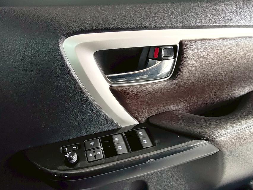 Toyota New Fortuner 2.4 V 2WD ปี 2018 16