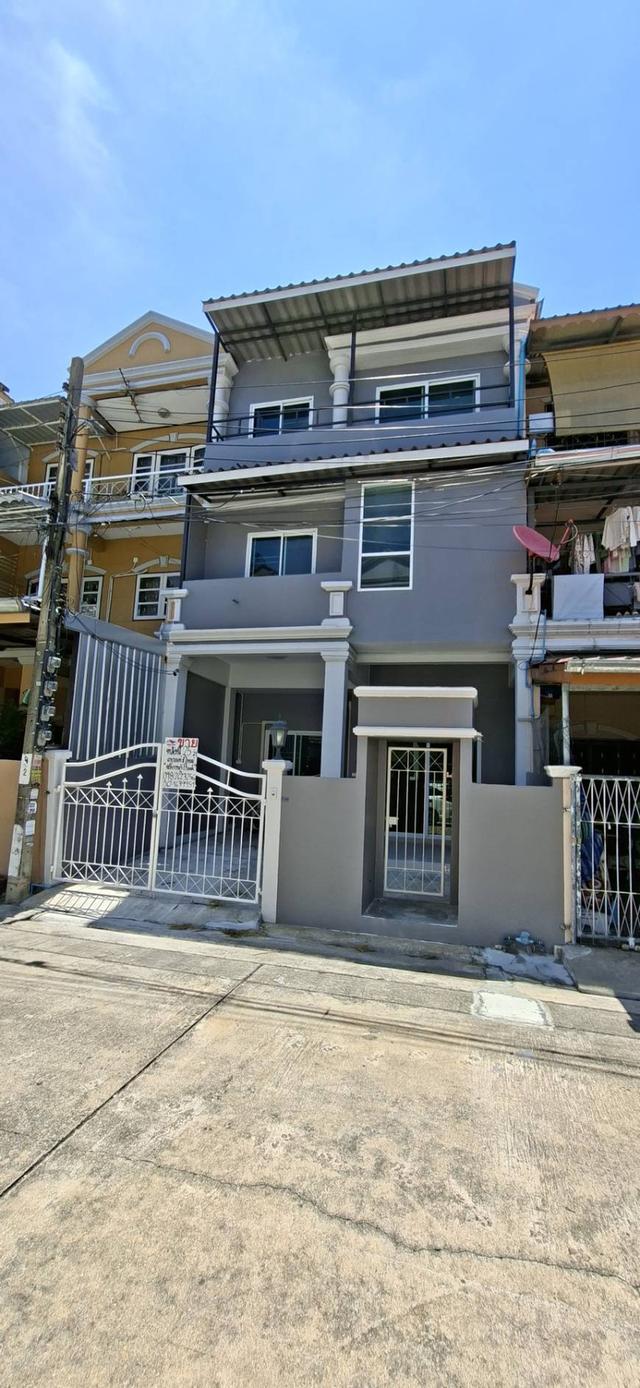ขายทาวน์โฮม 3 ชั้น นวมินทร์ 111 แยก 1 หมู่บ้านกรุงทอง 5 รีโนเวทใหม่ทั้งหลัง พร้อมอยู่ ฟรีค่าโอน! 1