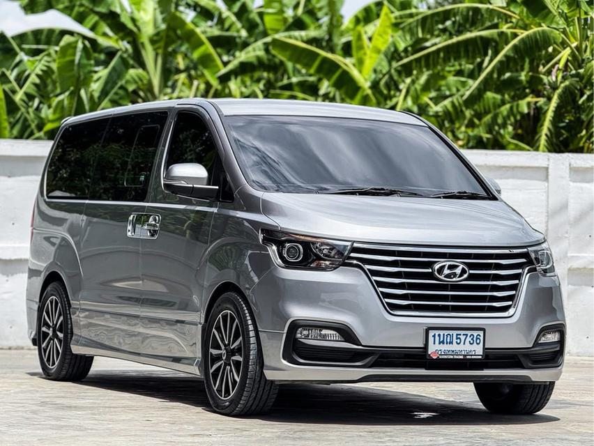 ปี 2018 HYUNDAI H1, DELUXE โฉม ปี18-ปัจจุบันสีเทา เกียร์ออโต้ เครื่องดีเซล มือเดียวป้ายแด