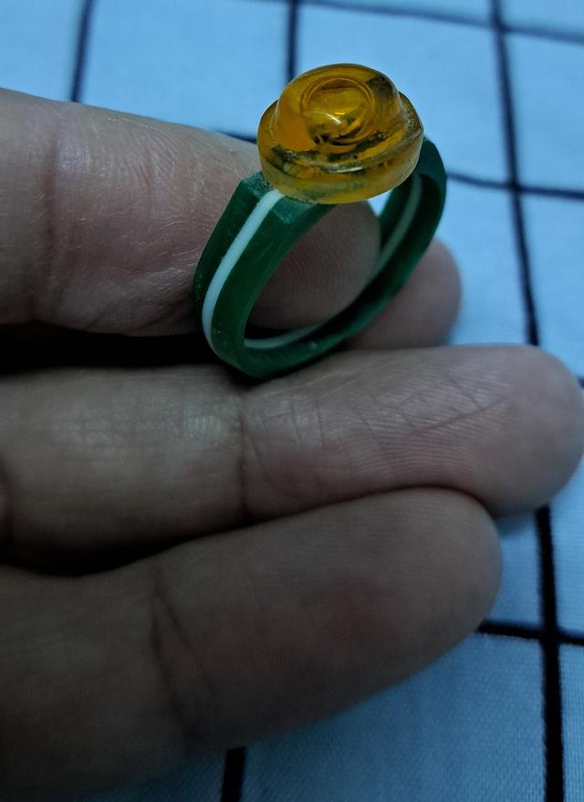 #แหวนหัวน้ำมันเดือด(แหวนวงค์สีเขียวเหนี่ยวทรัพย์)เป็นพลาสติกแบบนี้เป็นแหวนยุคแรกๆของหลวงปู่ครับ #ถือว่าเป็นวัตถุมงคลหรือเครื่องราง รูปที่ 3