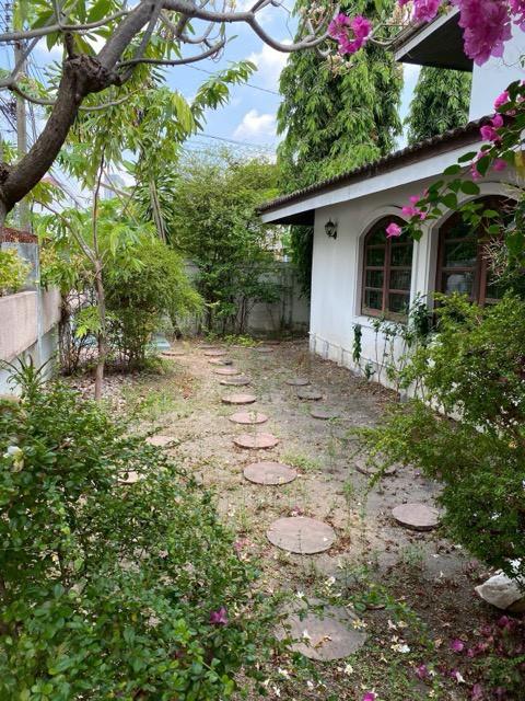 ให้เช่าบ้านเดี่ยว 2 ชั้น เนื้อที่ 90 ตร.วา ซอยรามคำแหง 21 ใกล้ทาว์อินทาว์ พร้อมเฟอร์นิเจอร์ เดินทางสะดวกไปเอกมัย ทองหล่อ ใกล้ทางด่วนมอเตอร์เวย์ 14